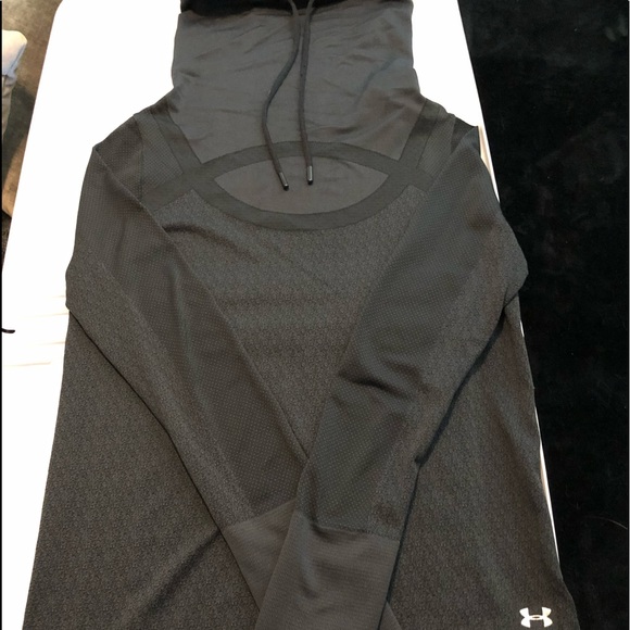 2/$20 item. Under armour long sleeve pullover. Lightweight. In great condition. - Picture 1 of 2